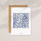 Carte fleurs abstraites bleues avec enveloppe kraft assortie.