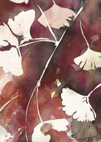 Aquarelle de ginkgo d’automne, gros plan de feuilles blanc cassé sur fond bordeaux.