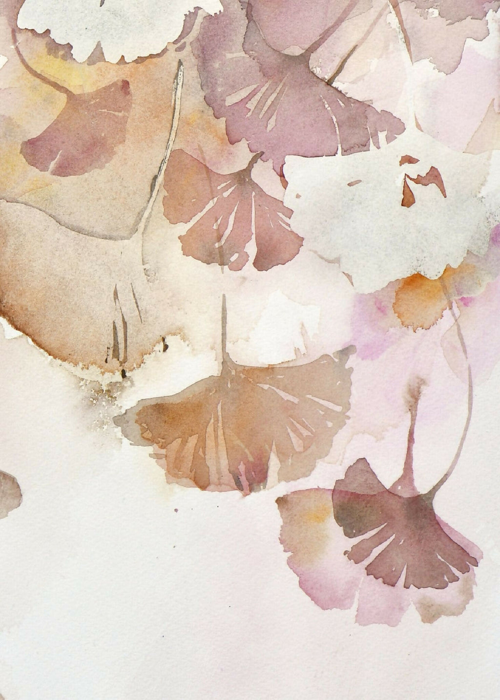 Aquarelle de ginkgo d’automne, gros plan de feuilles aux tons mauve, beige et crème.
