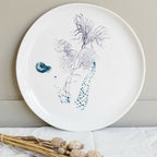 Plat rond en porcelaine blanche fait main, motif abstrait bleu et points violet.