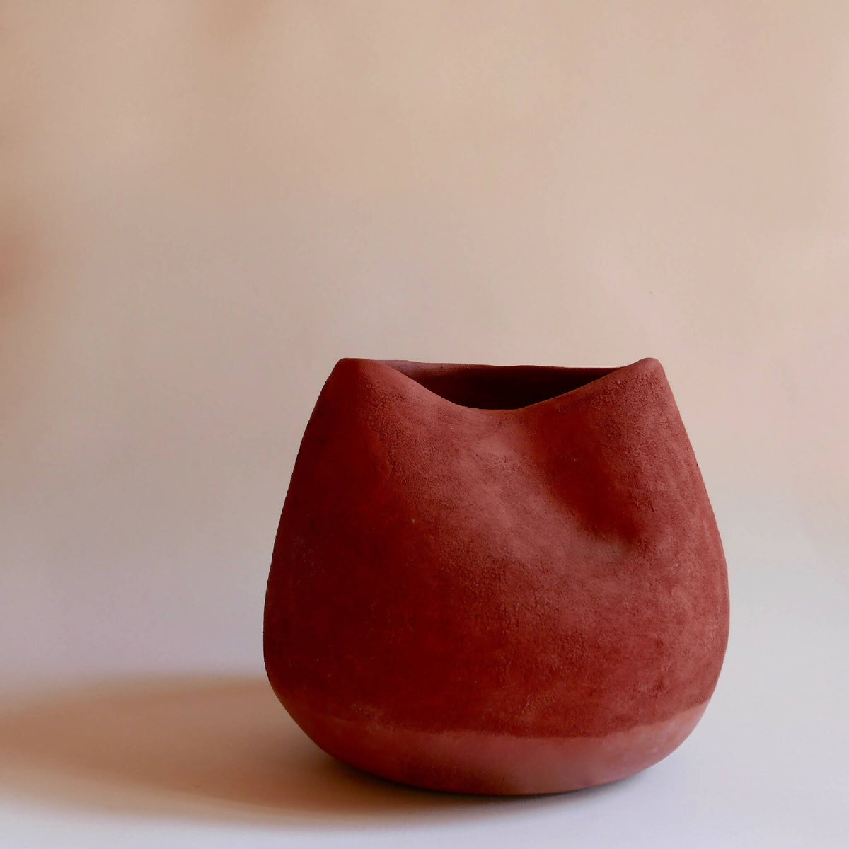 Vase en céramique rouge BRAZIL, silhouette arrondie, ouverture évasée.