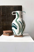 Grand vase buste en céramique blanche, anses, décor vert/turquoise abstrait.