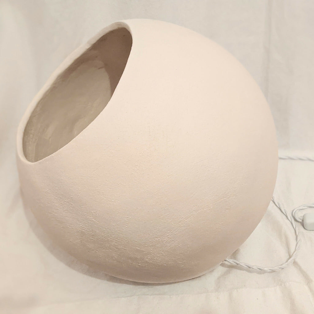 Lampe à poser Bulle blanche, vue de côté avec ouverture creusée