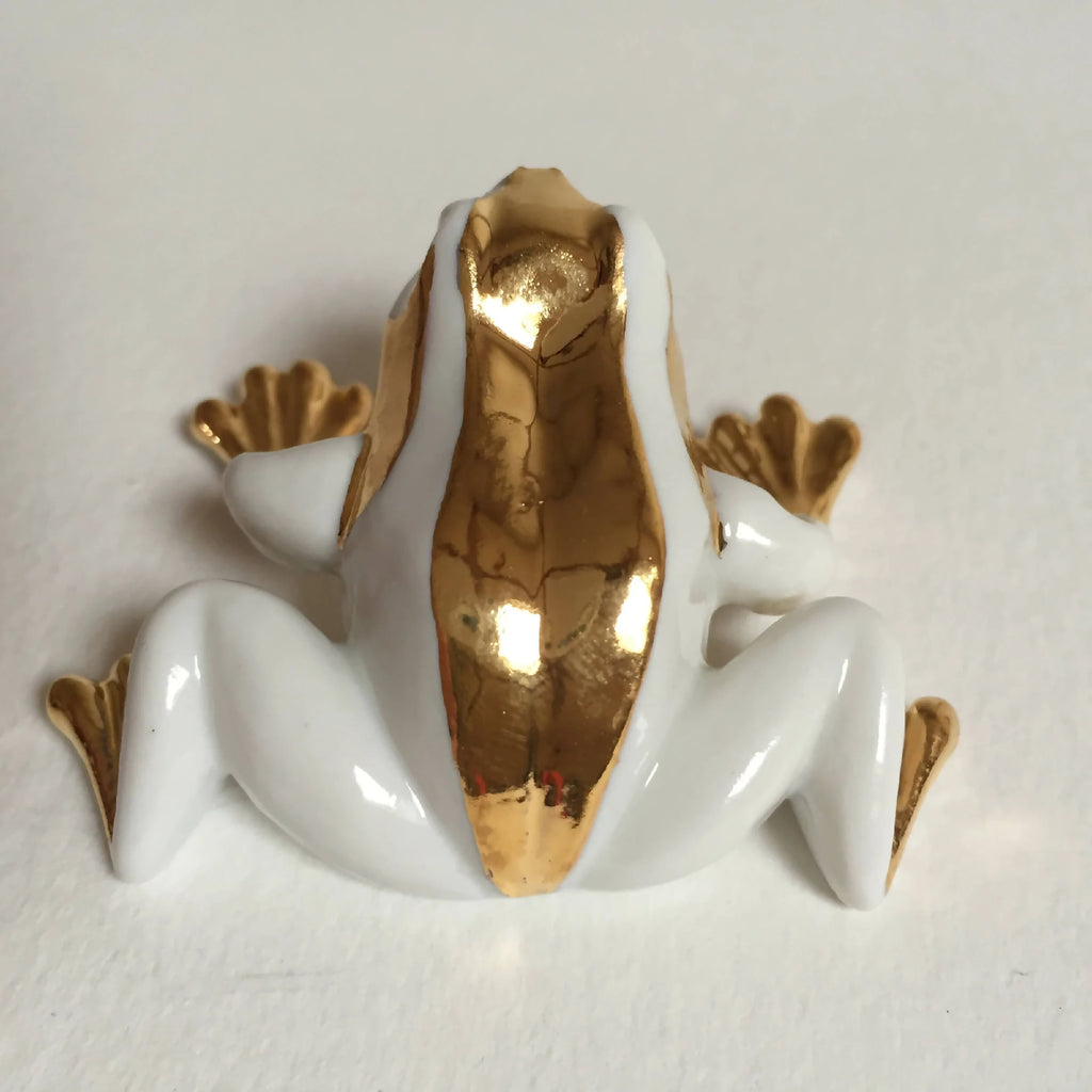 Figurine de grenouille couchée en porcelaine blanche, éclats d’or sur le buste