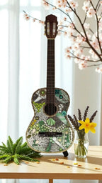 Guitare décorative mosaïque verte et blanche, manche brun, vue de face entière.
