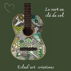 Guitare décorative mosaïque verte, motifs feuilles et zèbre, vue de face.