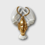 Porte-couvert homard blanc et doré, forme de pinces et queue décoratives.