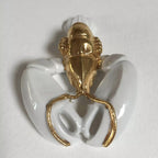 Porte-couvert homard tête dorée et pinces blanches, détail de l’ouverture.