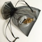 Porte-couvert homard doré dans sachet organza noir à nœud.