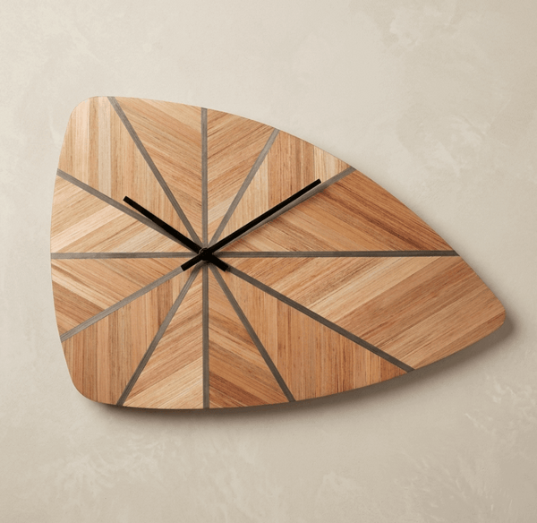Horloge murale rétro en bois, cadran demi-lune marqueté, centre noir et rayons fins.