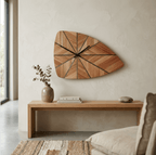 Horloge murale rétro en bois, cadran demi-lune à marqueterie brune et rayons noirs.