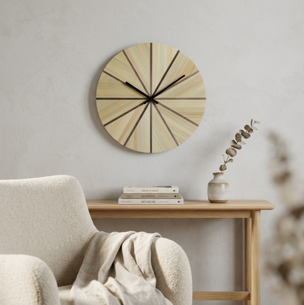 Horloge murale ronde en paille beige, marqueterie marron, cadran rayonné avec aiguilles noires.