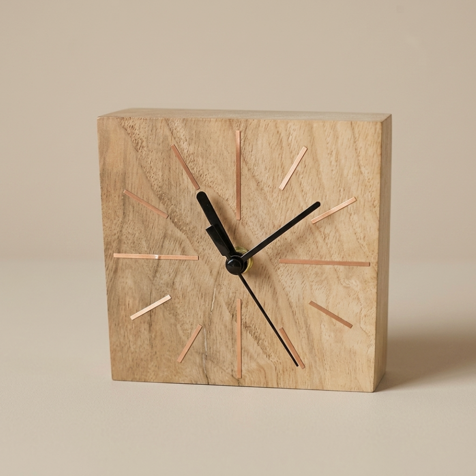Horloge de bureau carrée en chêne clair, cadran rectangulaire, aiguilles noires et repères.
