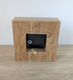 Horloge de bureau carrée en chêne clair, vue arrière avec mécanisme encastré.