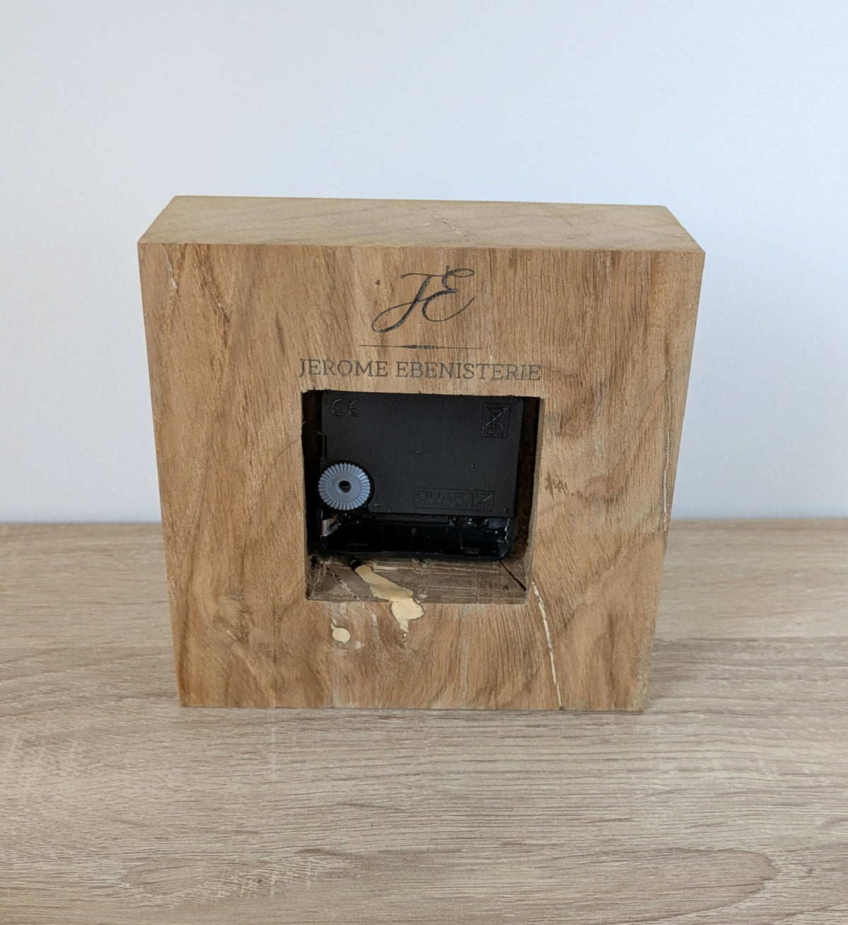 Horloge de bureau carrée en chêne clair, vue arrière avec mécanisme encastré.