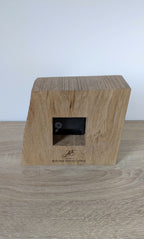 Horloge de bureau en chêne, vue arrière avec fenêtre noire et marquage.