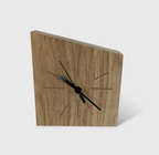 Horloge de bureau en chêne massif, cadran à marqueterie de paille, aiguilles noires
