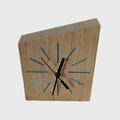 Horloge de bureau en bois, cadran avec repères bleus et aiguilles noires