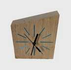 Horloge de bureau en bois, cadran avec repères bleus et aiguilles noires