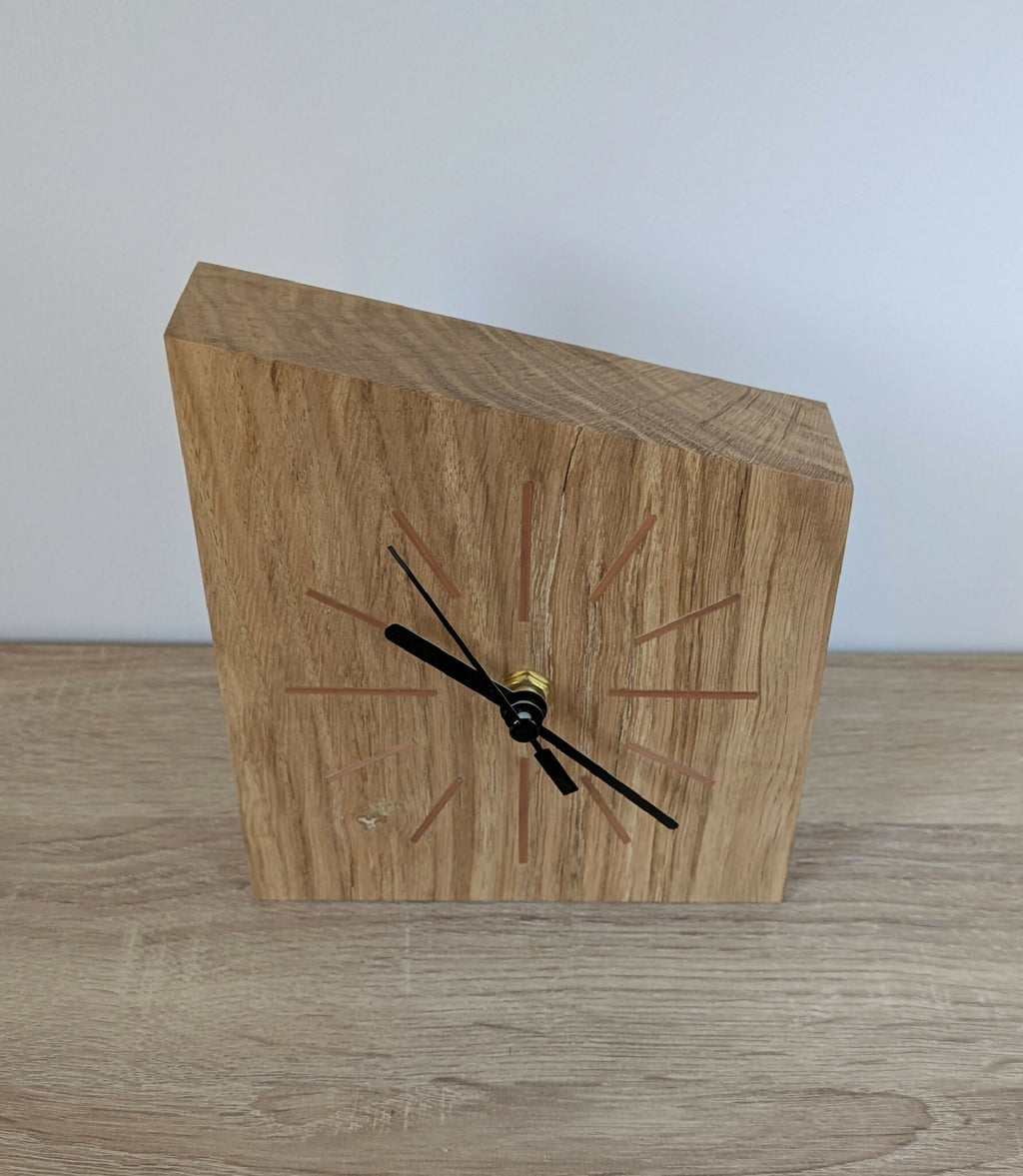 Horloge de bureau en chêne massif avec marqueterie de paille, aiguilles noires et repères