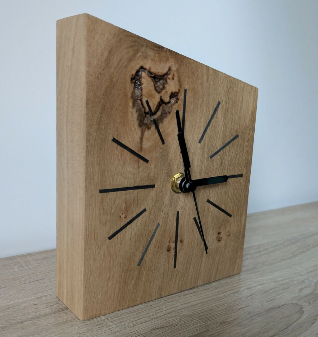 Horloge de bureau en chêne massif, cadran marqueté, aiguilles noires et repères bleus