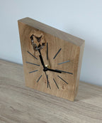 Horloge de bureau en chêne massif, aiguilles noires et repères bleus sur le cadran