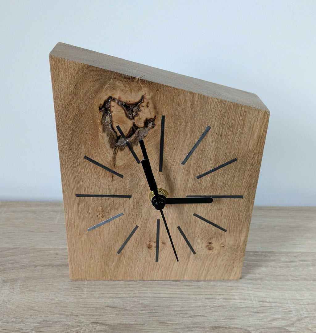 Horloge de bureau en chêne massif, cadran marqueté et aiguilles noires