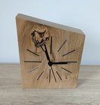 Horloge de bureau en chêne massif, cadran marqueté et aiguilles noires
