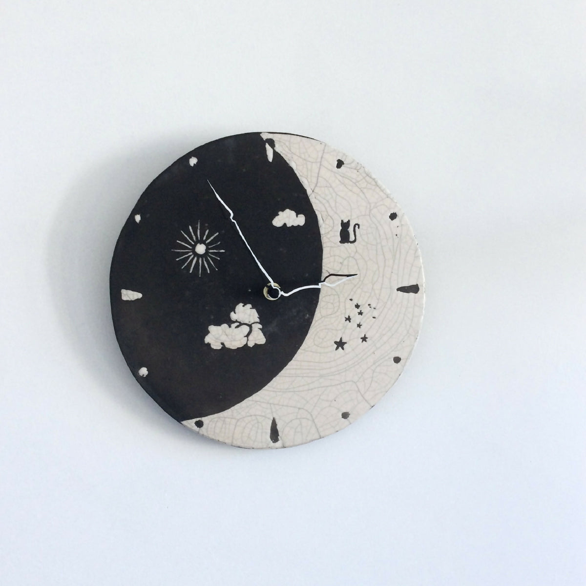 Horloge murale ronde noir et ivoire, cadran Jour et Nuit, motifs nuages et étoiles, aiguilles dorées
