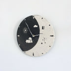 Horloge murale ronde bicolore noir et ivoire, motifs soleil, nuages et étoiles, aiguilles dorées