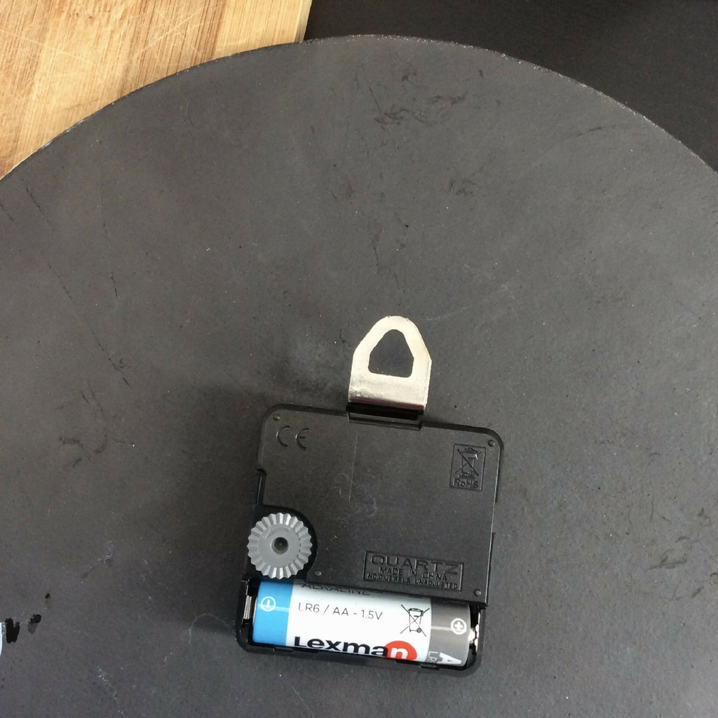 Dos d’horloge en raku avec mécanisme, attache et compartiment pile bouton