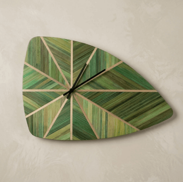 Horloge murale rétro ovale en marqueterie verte, aiguilles noires et liserés clairs