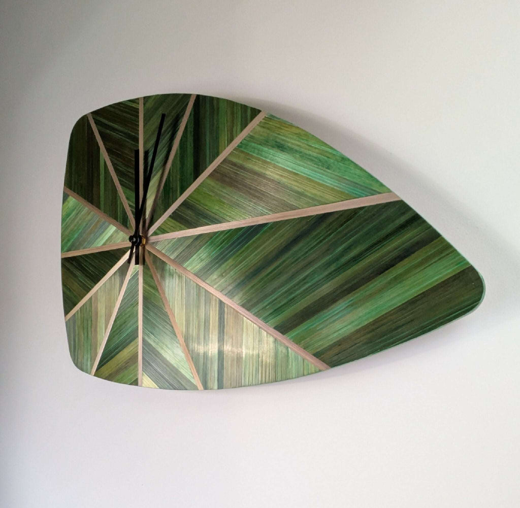Horloge murale rétro marqueterie verte, cadran triangulaire arrondi et aiguilles au centre