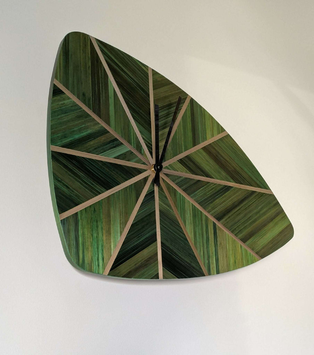Horloge murale rétro marqueterie verte feuille, cadran en forme d’amande avec point central