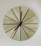 Horloge murale ronde en paille beige et marqueterie marron, aiguilles noires