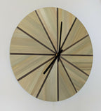 Horloge murale ronde, motif en éventail beige et marron, centre noir