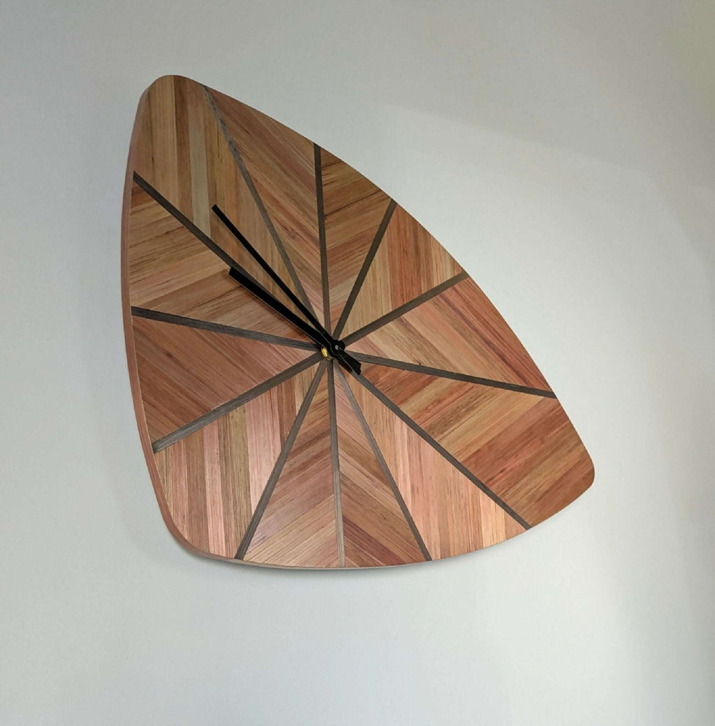 Horloge murale rétro marqueterie bois, forme arrondie avec centre noir et rayons
