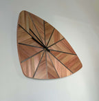 Horloge murale rétro marqueterie bois, forme arrondie avec centre noir et rayons
