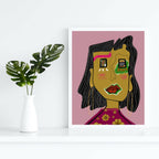 Illustration encadrée d’une femme stylisée aux cheveux noirs et fleurs colorées.