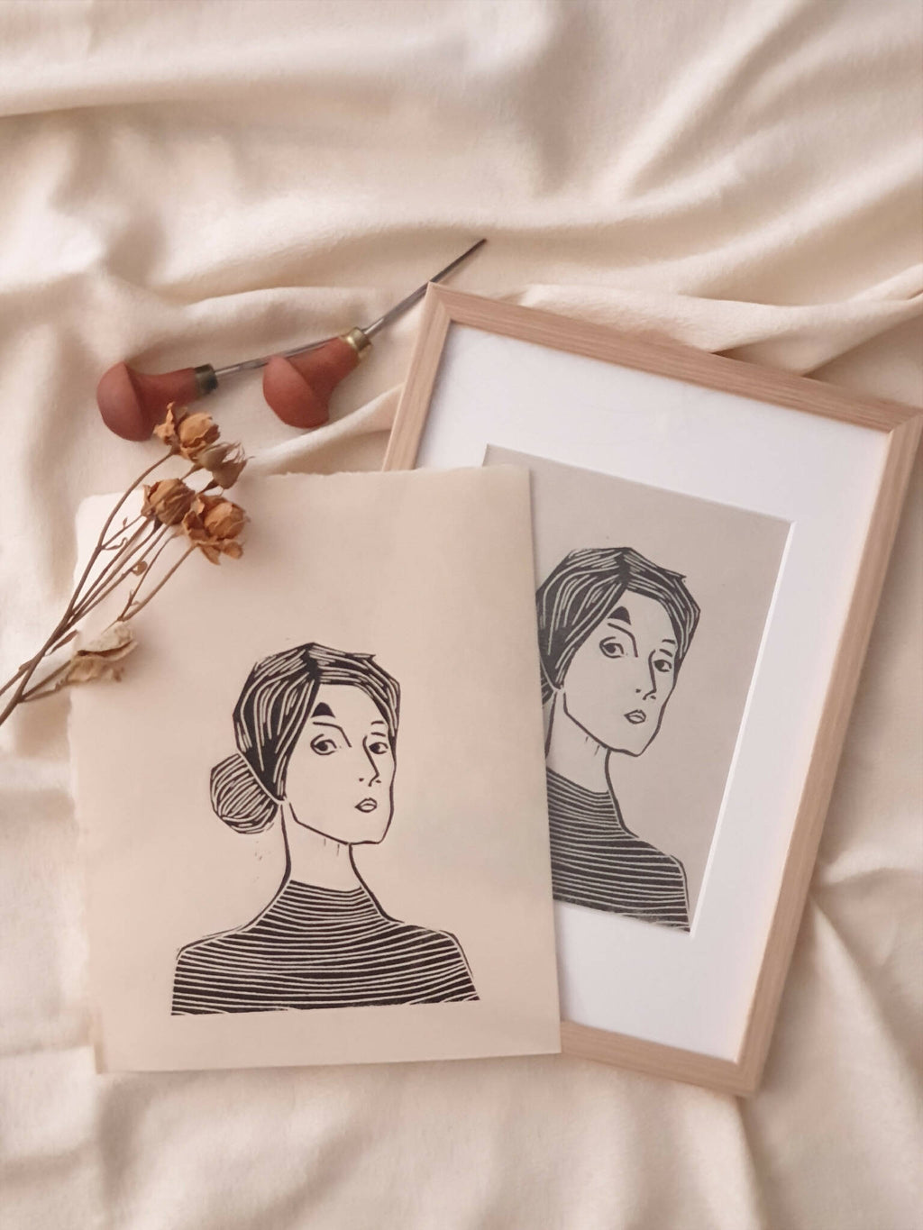 Deux portraits noir et blanc en cadre bois clair, profils féminins aux lignes