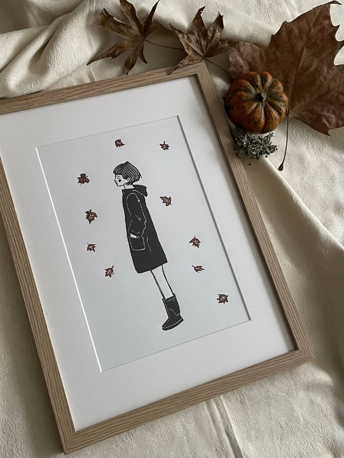 Impression encadrée en chêne : silhouette noire avec étoiles rouges sur fond blanc.