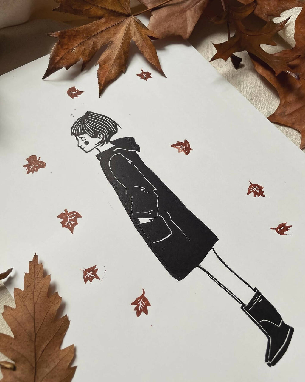 Impression sur papier blanc, portrait noir et bottes avec petites étoiles rouges dispersées.