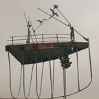 Maquette du Titanic en acier recyclé, vue de profil avec garde-corps et décor de voiles