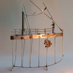 Maquette du Titanic en acier recyclé, vue d’ensemble du bateau sur ses supports