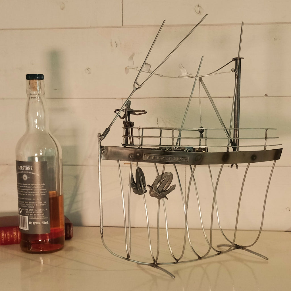 Maquette du Titanic en acier recyclé, vue de côté avec canots et accessoires métalliques