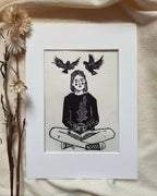 Illustration noir et blanc d’une femme assise, encadrée, format vertical, bord blanc.