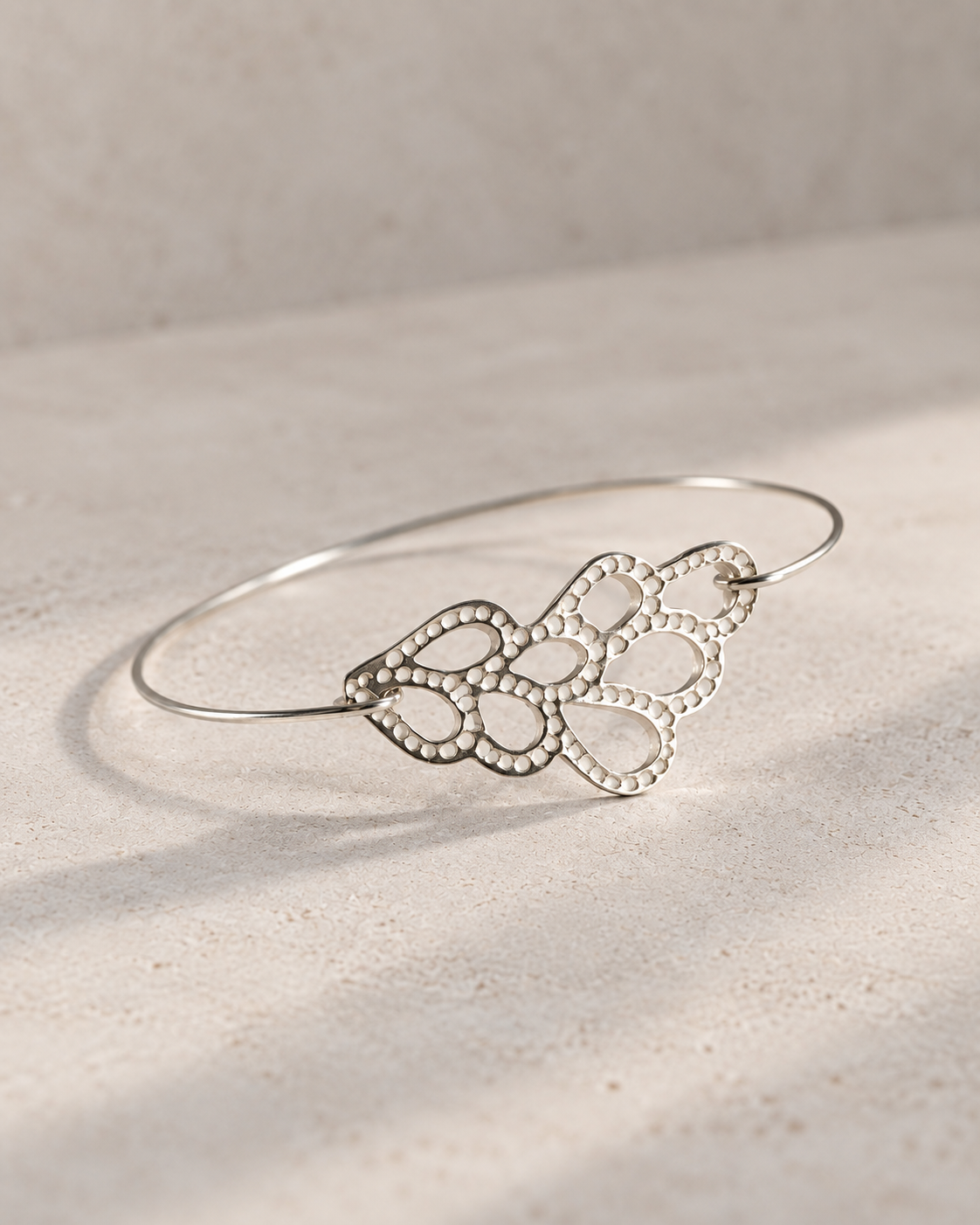 Jonc bracelet argent massif recyclé avec motif dentelle ajourée et cœur