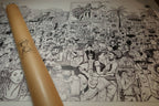 Affiche noir et blanc enroulée, dessin de foule visible au centre.