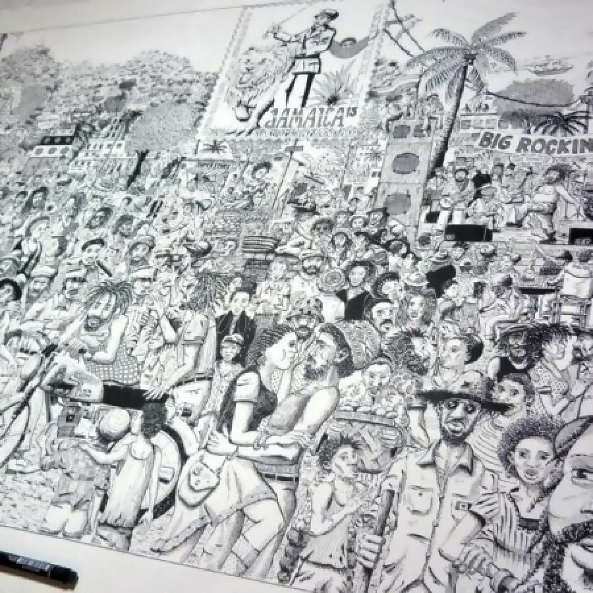 Affiche noir et blanc, gros plan : foule, portraits et éléments décoratifs, ambiance festival.