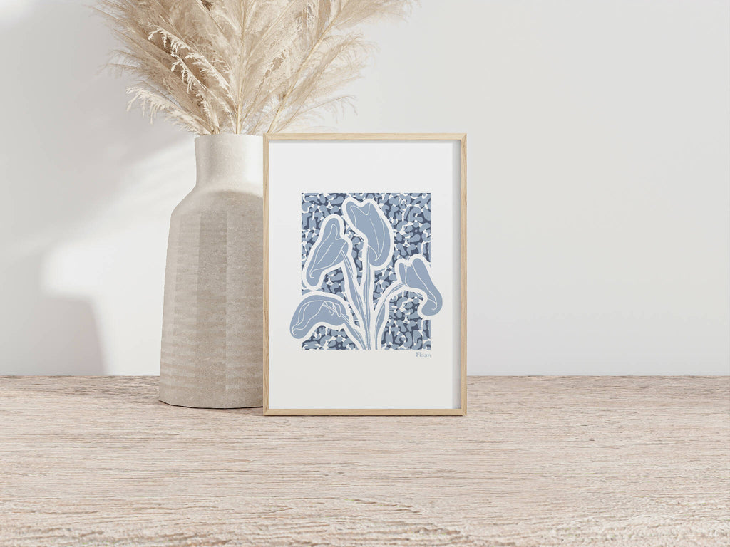 Tirage A4 encadré avec cadre bois clair, illustration d’alocasia bleue sur fond clair.